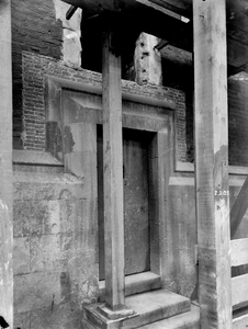835516 Afbeelding van de noordelijke ingang van de Domtoren (Domplein) te Utrecht, tijdens restauratiewerkzaamheden.
